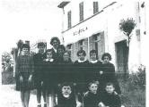 Un gruppo di alunni del 1959 con la giovane supplente