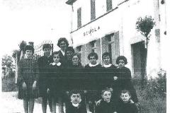 Un gruppo di alunni del 1959 con la giovane supplente
